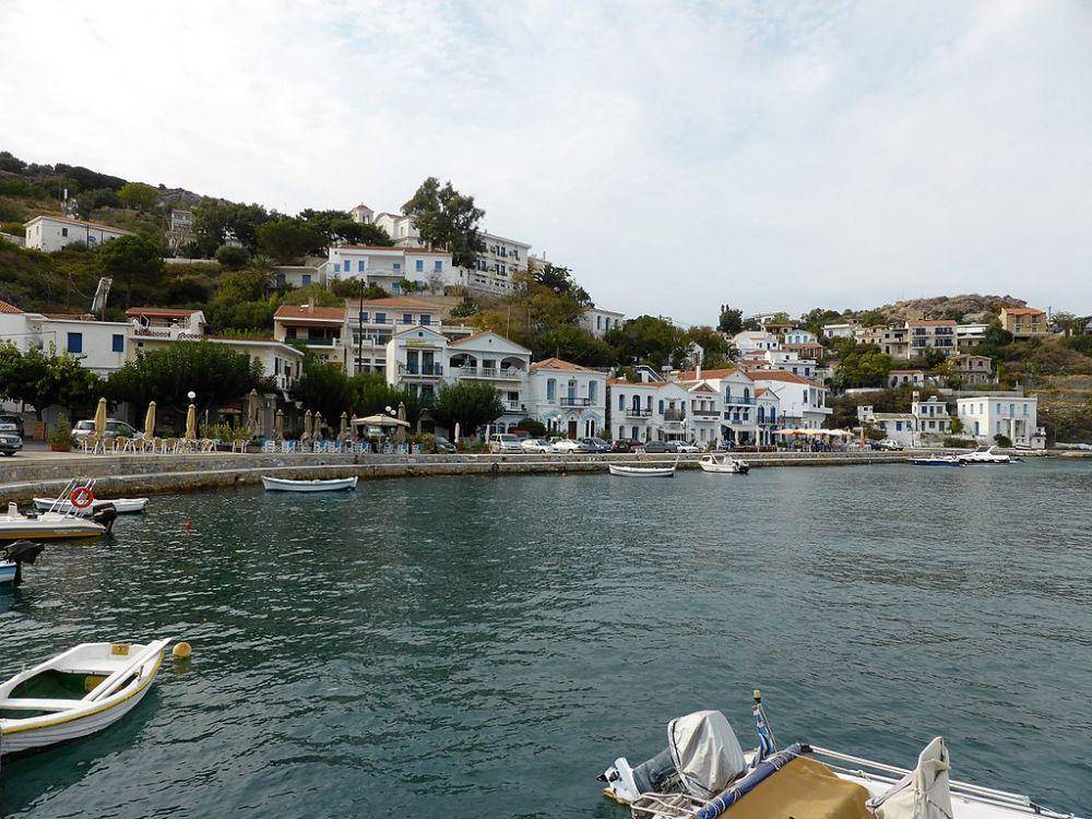 potret Evdilos salah satu kota di Ikaria (commons.wikimedia.org/Rosa-Maria Rinkl)