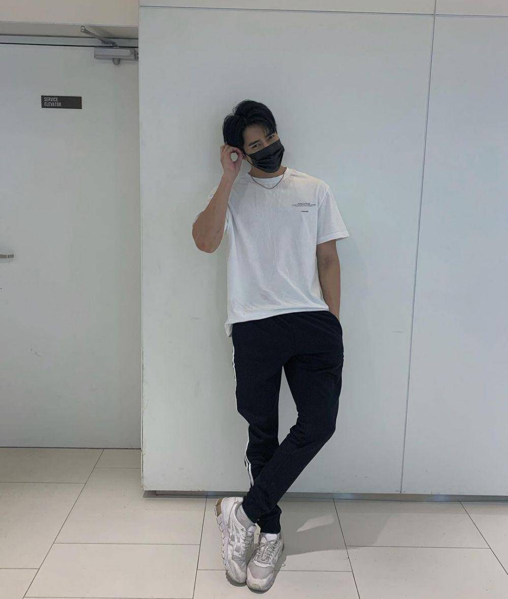 gaya hang out ala Earth Pirapat (instagram.com/theearthe)
