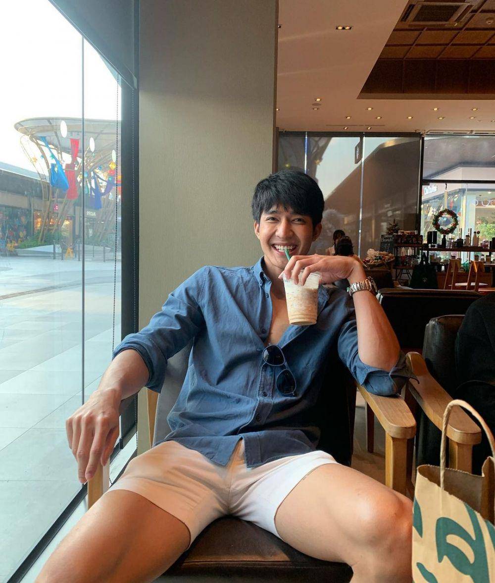 gaya hang out ala Earth Pirapat (instagram.com/theearthe)