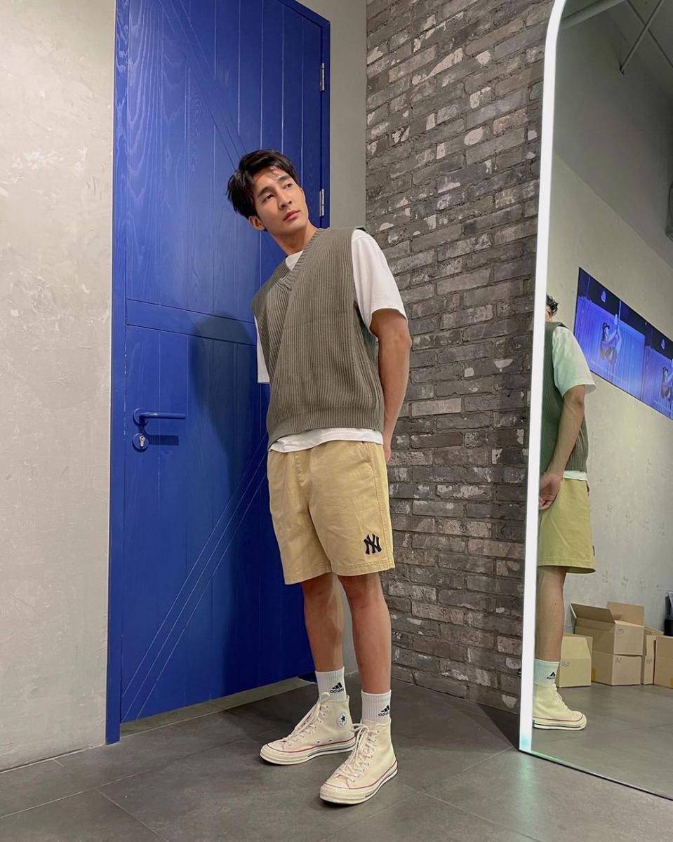 outfit santai dengan celana pendek ala Earth Pirapat (instagram.com/theearthe)