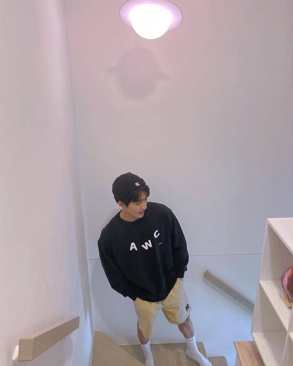 outfit santai dengan celana pendek ala Earth Pirapat (instagram.com/theearthe)