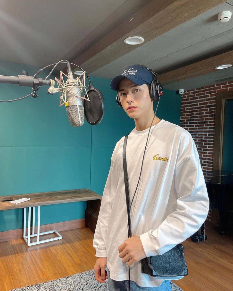padu padan outfit nuansa putih ala Gong Jun (instagram.com/gongjunhahaha)