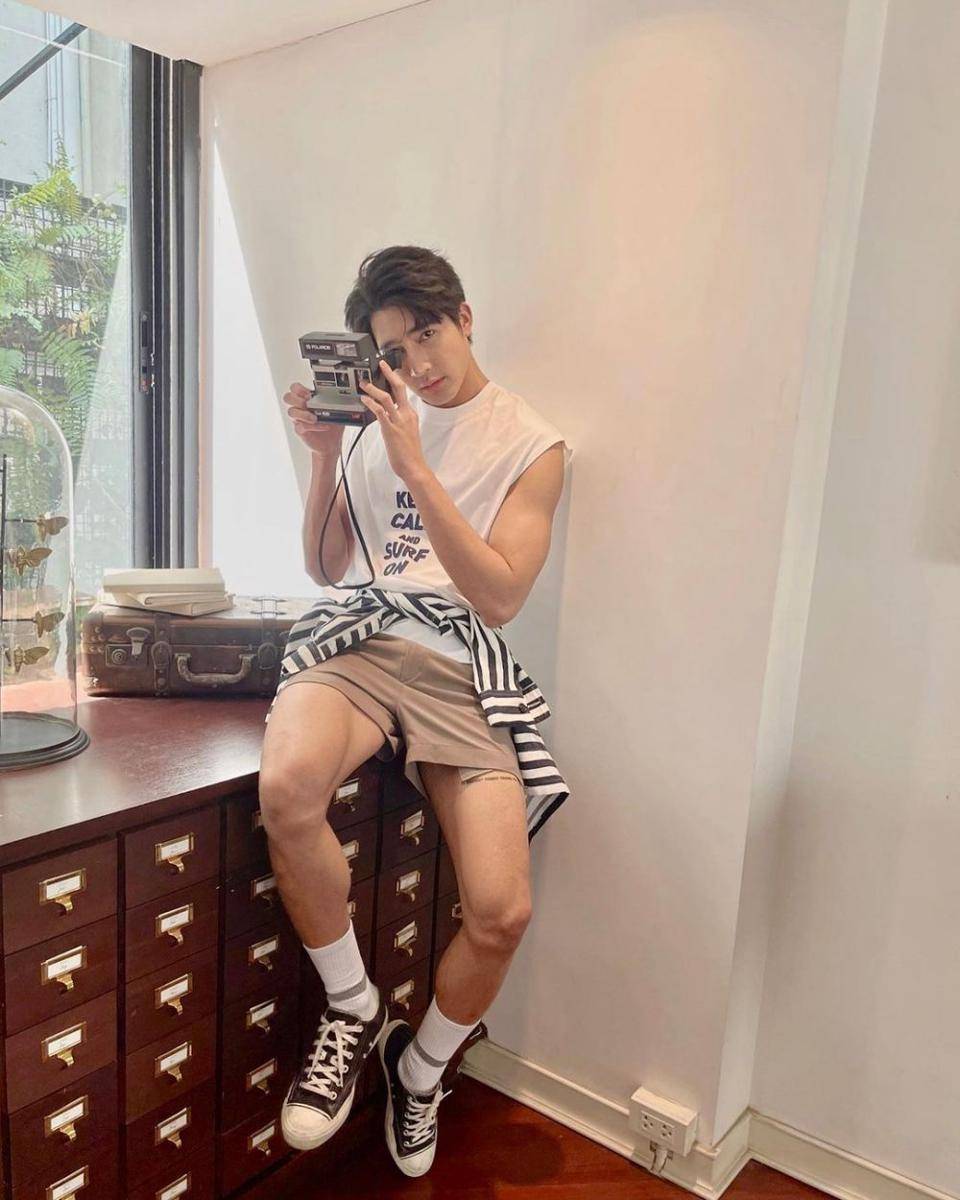gaya hang out ala Earth Pirapat (instagram.com/theearthe)