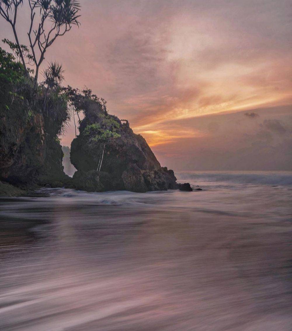 Pantai Madasari (instagram.com/adedsukmana)