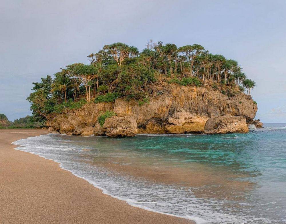 Pantai Madasari (instagram.com/heramoet19)
