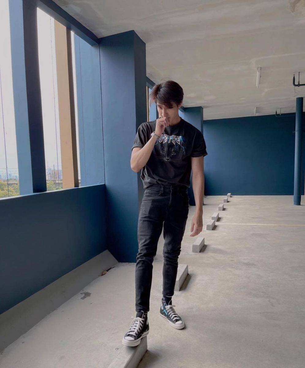 gaya hang out ala Earth Pirapat (instagram.com/theearthe)