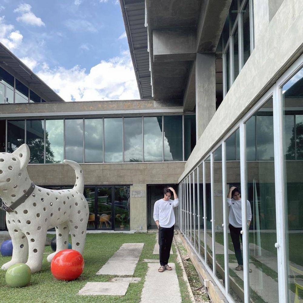 gaya hang out ala Earth Pirapat (instagram.com/theearthe)