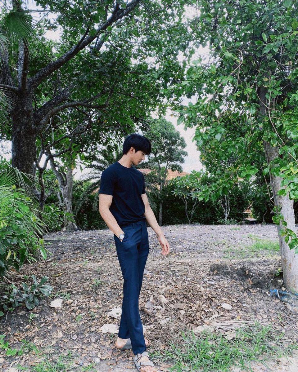 gaya hang out ala Earth Pirapat (instagram.com/theearthe)