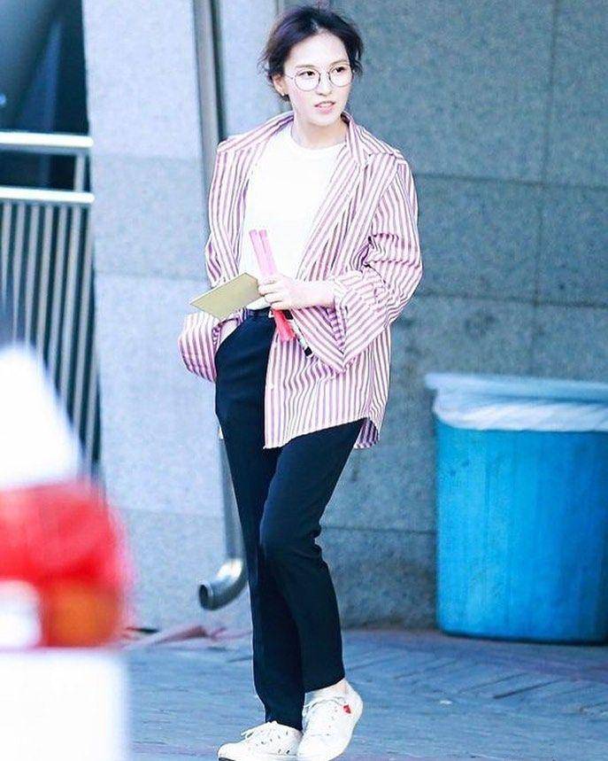 kemeja ala member Red Velvet (instagram.com/redvelvetoutfits)