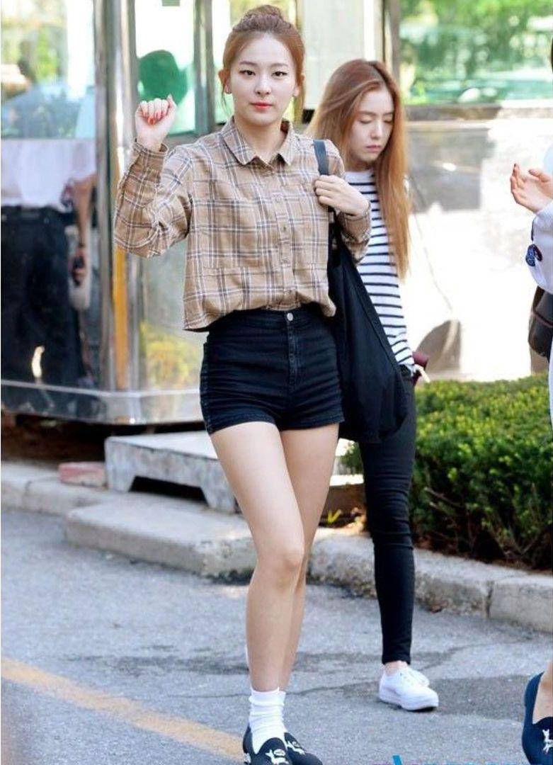 kemeja ala member Red Velvet (instagram.com/redvelvetoutfits)