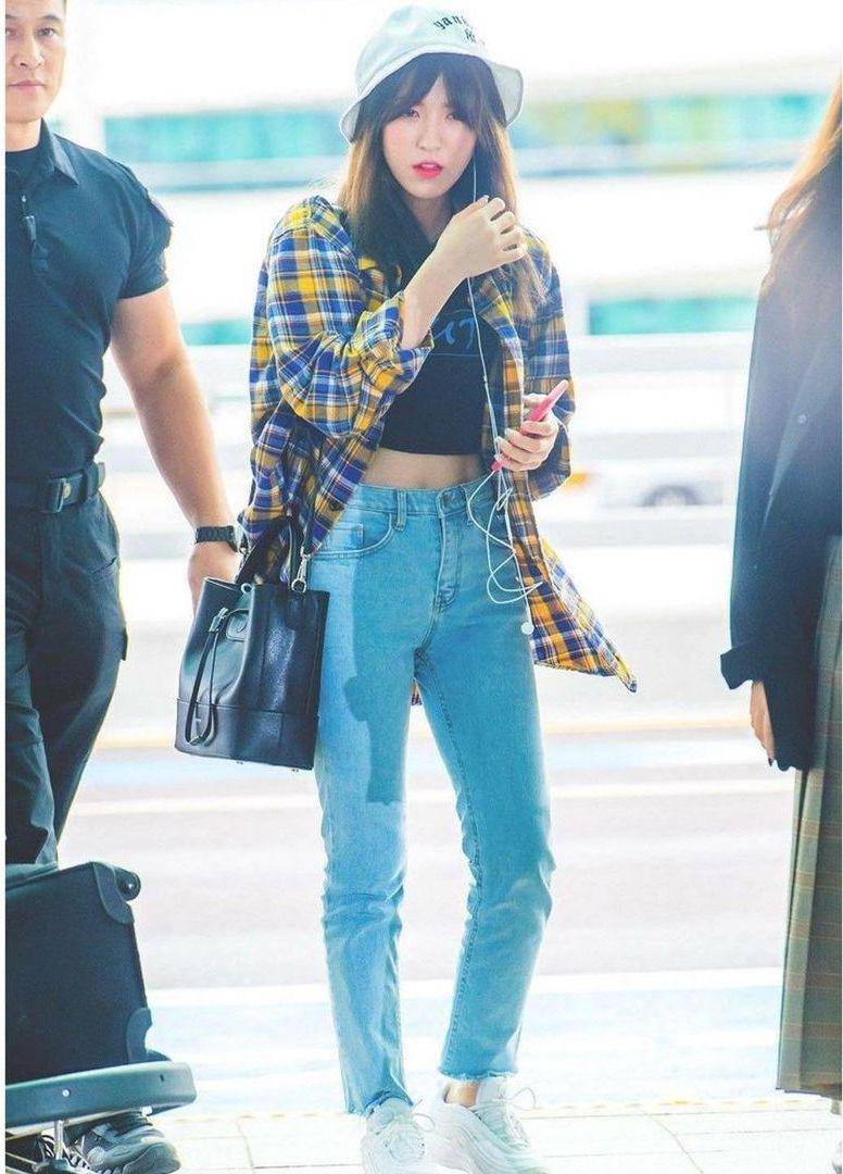 kemeja ala member Red Velvet (instagram.com/redvelvetoutfits)