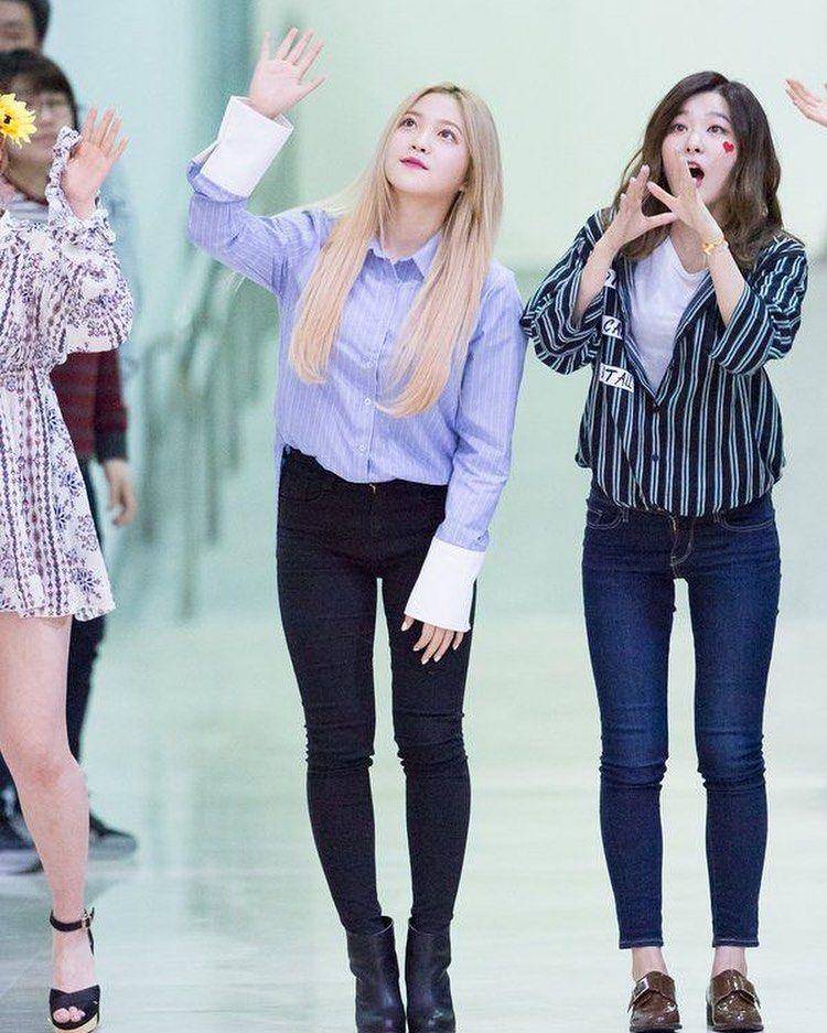 kemeja ala member Red Velvet (instagram.com/redvelvetoutfits)