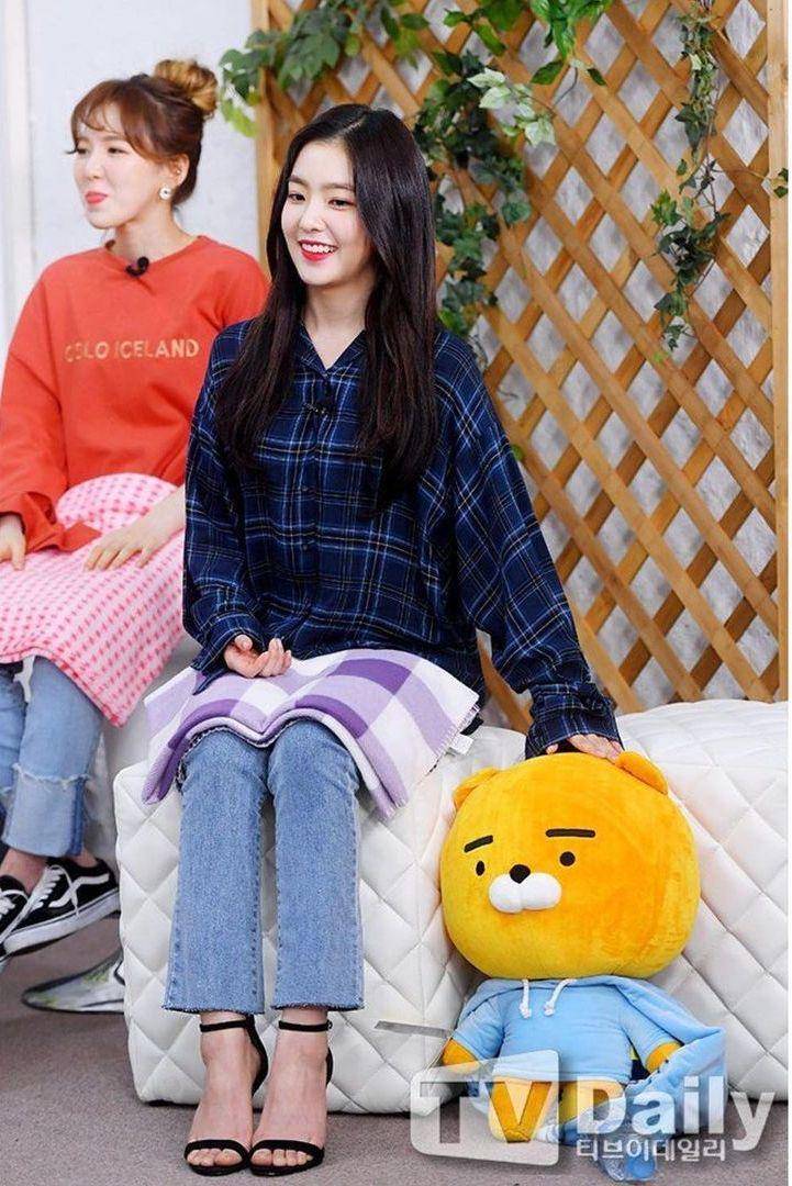kemeja ala member Red Velvet (instagram.com/redvelvetoutfits)