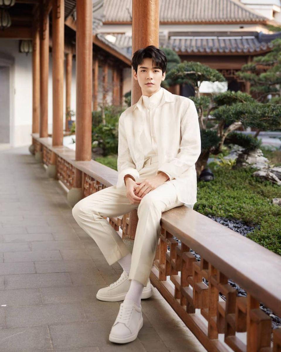 padu padan outfit nuansa putih ala Gong Jun (instagram.com/gongjunhahaha)
