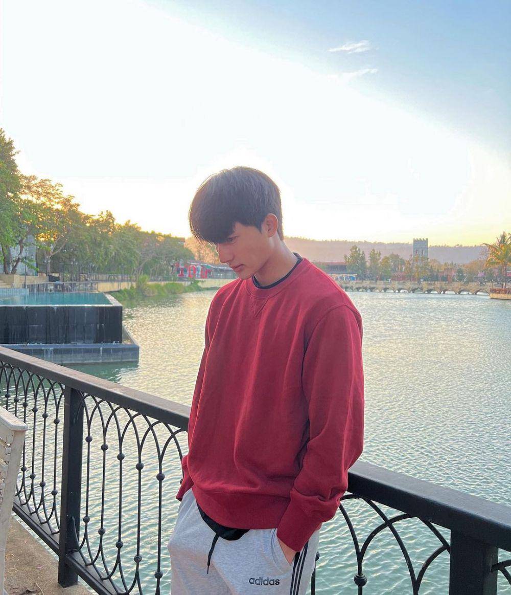 gaya hang out ala Earth Pirapat (instagram.com/theearthe)