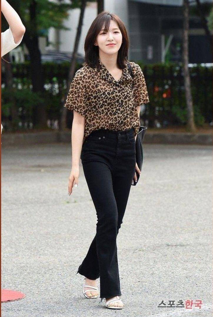 kemeja ala member Red Velvet (instagram.com/redvelvetoutfits)