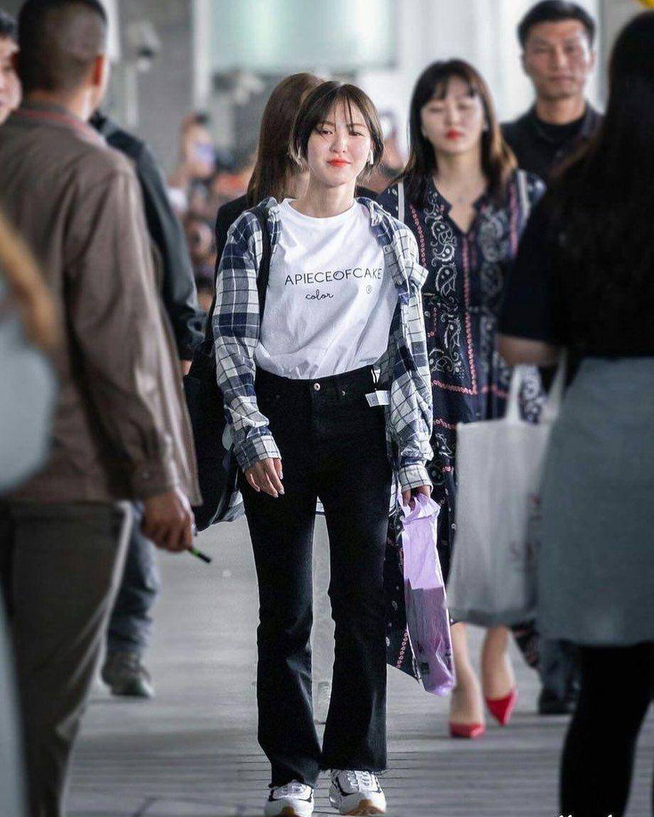 kemeja ala member Red Velvet (instagram.com/redvelvetoutfits)