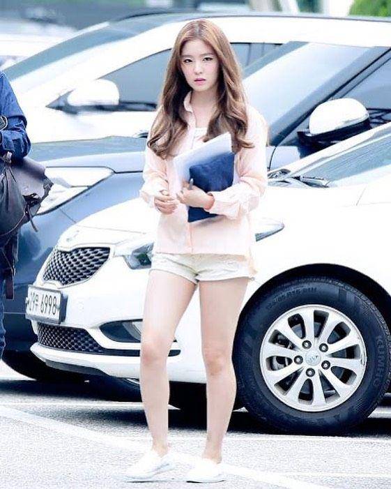 kemeja ala member Red Velvet (instagram.com/redvelvetoutfits)