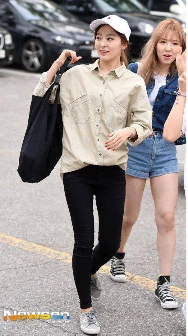 kemeja ala member Red Velvet (instagram.com/redvelvetoutfits)