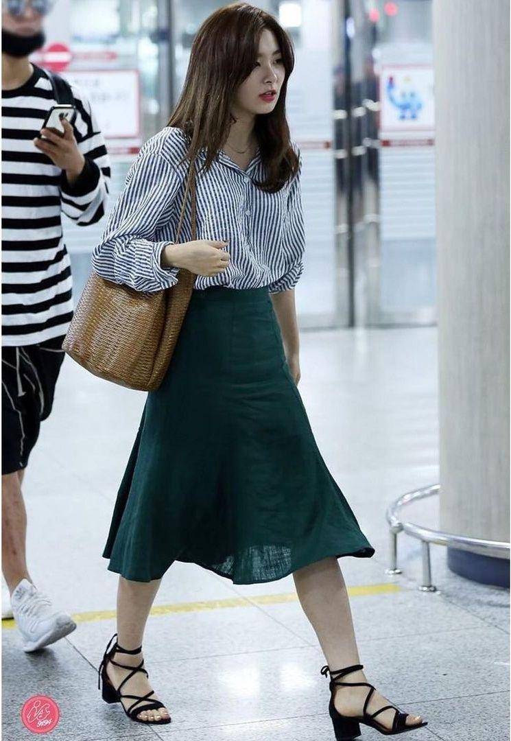 kemeja ala member Red Velvet (instagram.com/redvelvetoutfits)