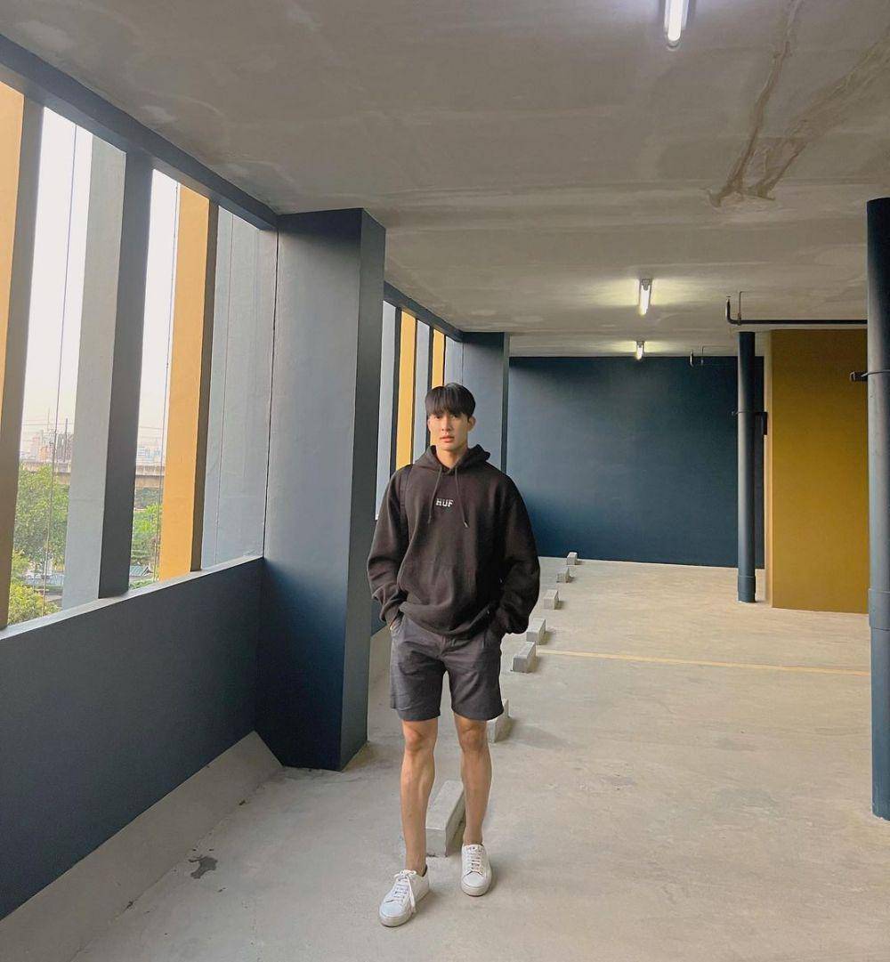 gaya hang out ala Earth Pirapat (instagram.com/theearthe)