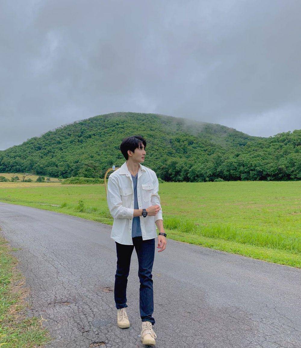 gaya hang out ala Earth Pirapat (instagram.com/theearthe)
