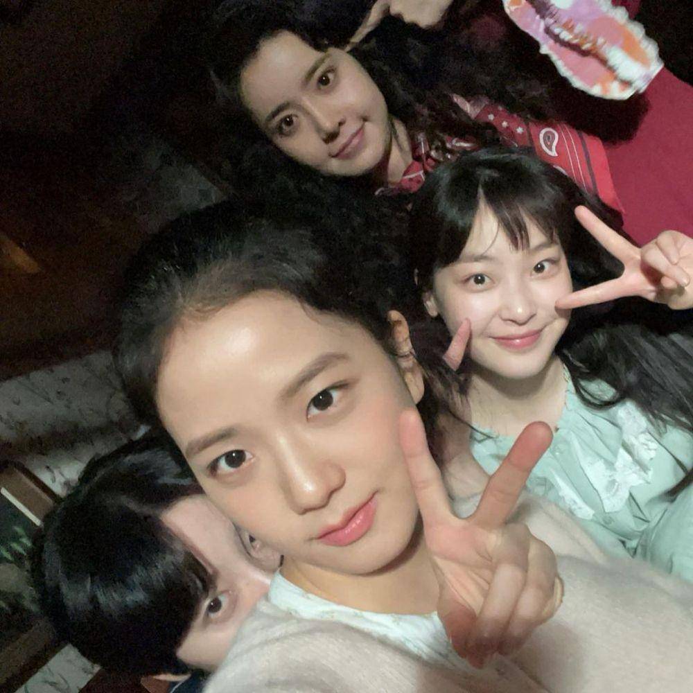 Jisoo BLACKPINK dengan Kim Mi Soo (instagram.com/sooyaaa__)