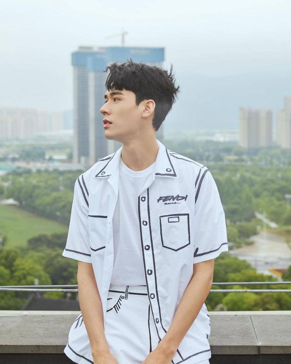 padu padan outfit nuansa putih ala Gong Jun (instagram.com/gongjunhahaha)