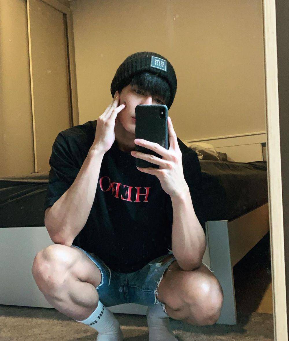 outfit santai dengan celana pendek ala Earth Pirapat (instagram.com/theearthe)