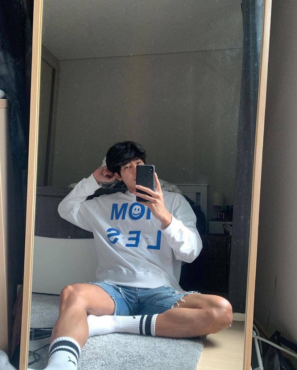 outfit santai dengan celana pendek ala Earth Pirapat (instagram.com/theearthe)