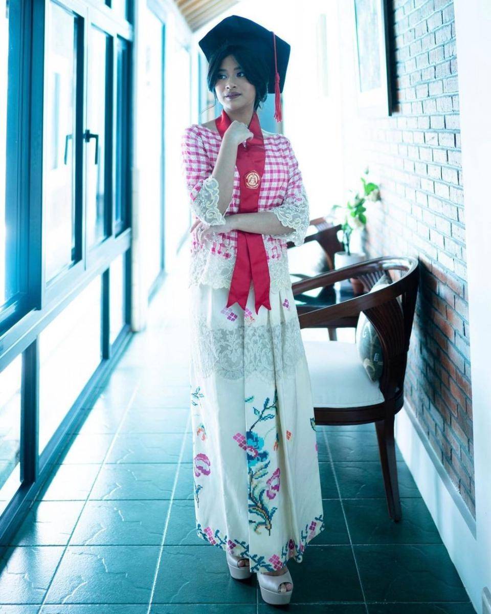Kebaya Siti Adira Kania (instagram.com/adirakania)