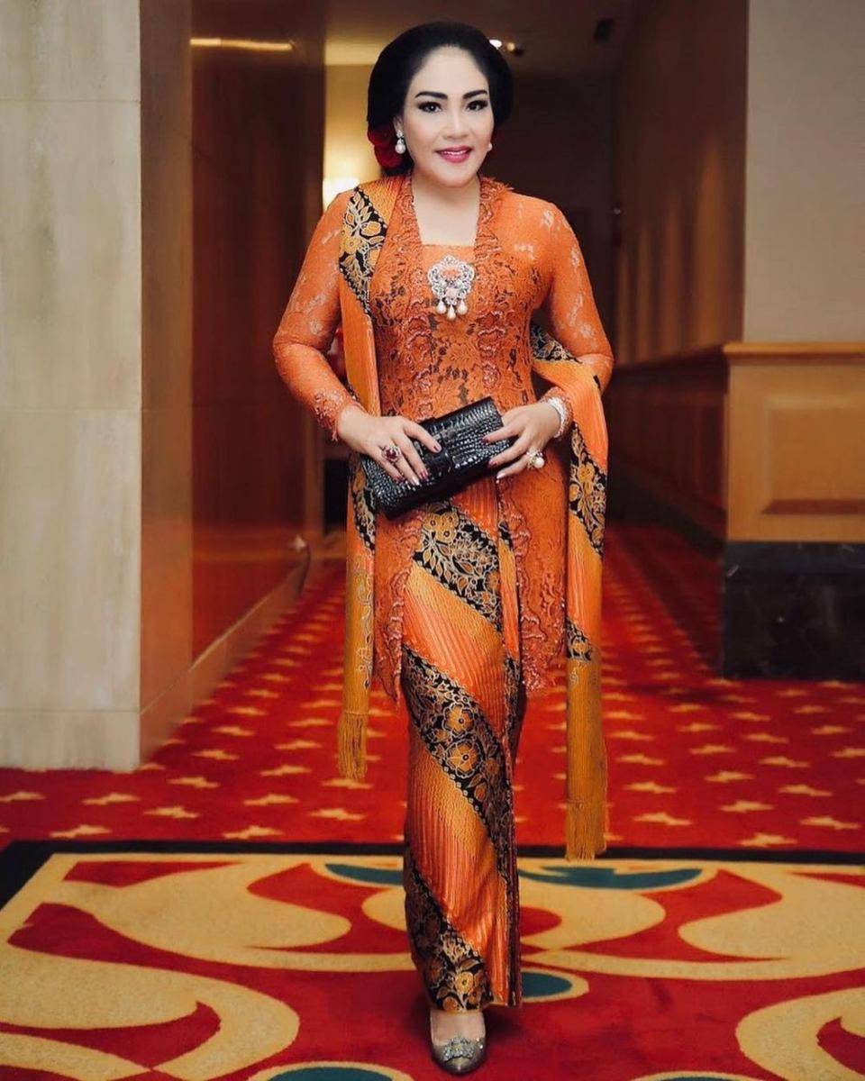 Padu Padan Kebaya dan Tas (instagram.com/elizabethkardinal)