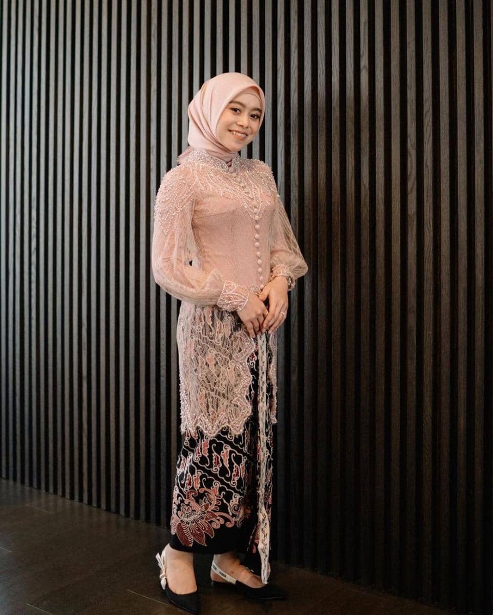 Kebaya Lesty Kejora (instagram.com/guginugraha)