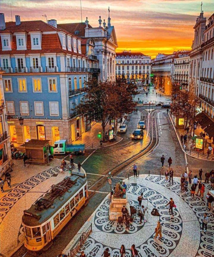 Pemandangan kota Lisbon (instagram.com/santjordihostels)