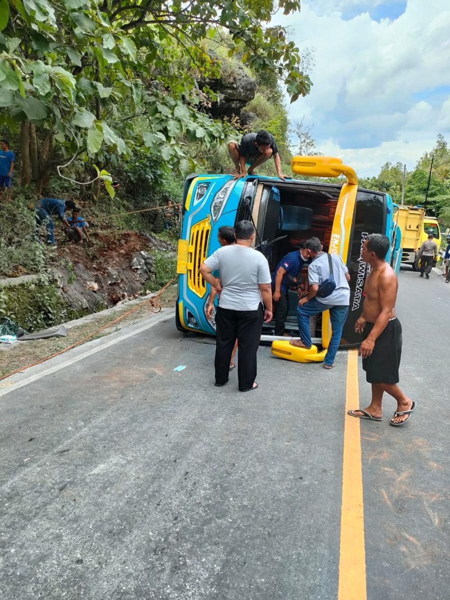 Tak Kuat Menanjak, Bus Wisata Terguling di Gunungkidul