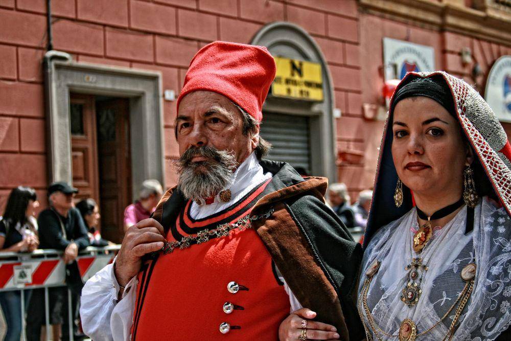 potret situasi parade penduduk Sardinia (pixabay.com/DomyD)