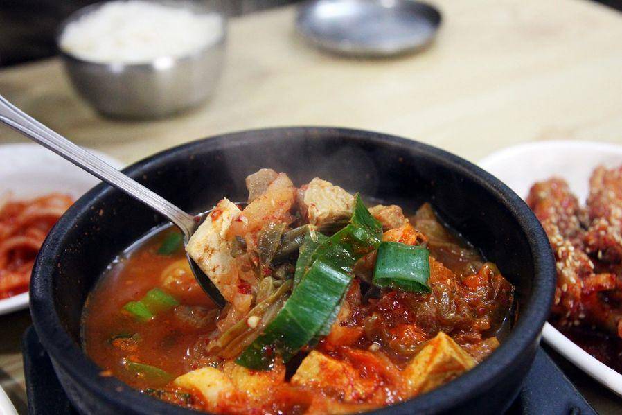kimchi jjigae (blog.lookandwalk.com)
