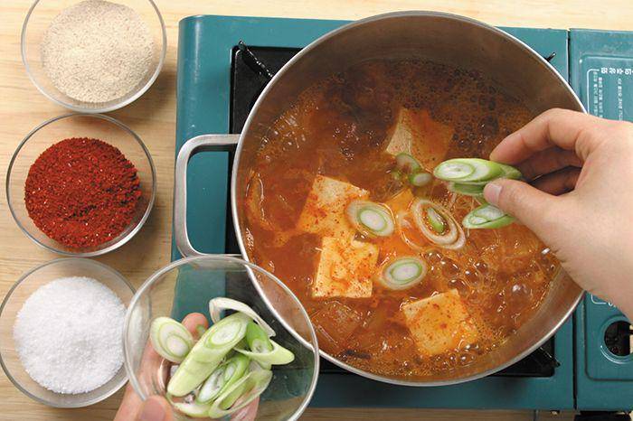 kimchi jjigae (www.korea.net)