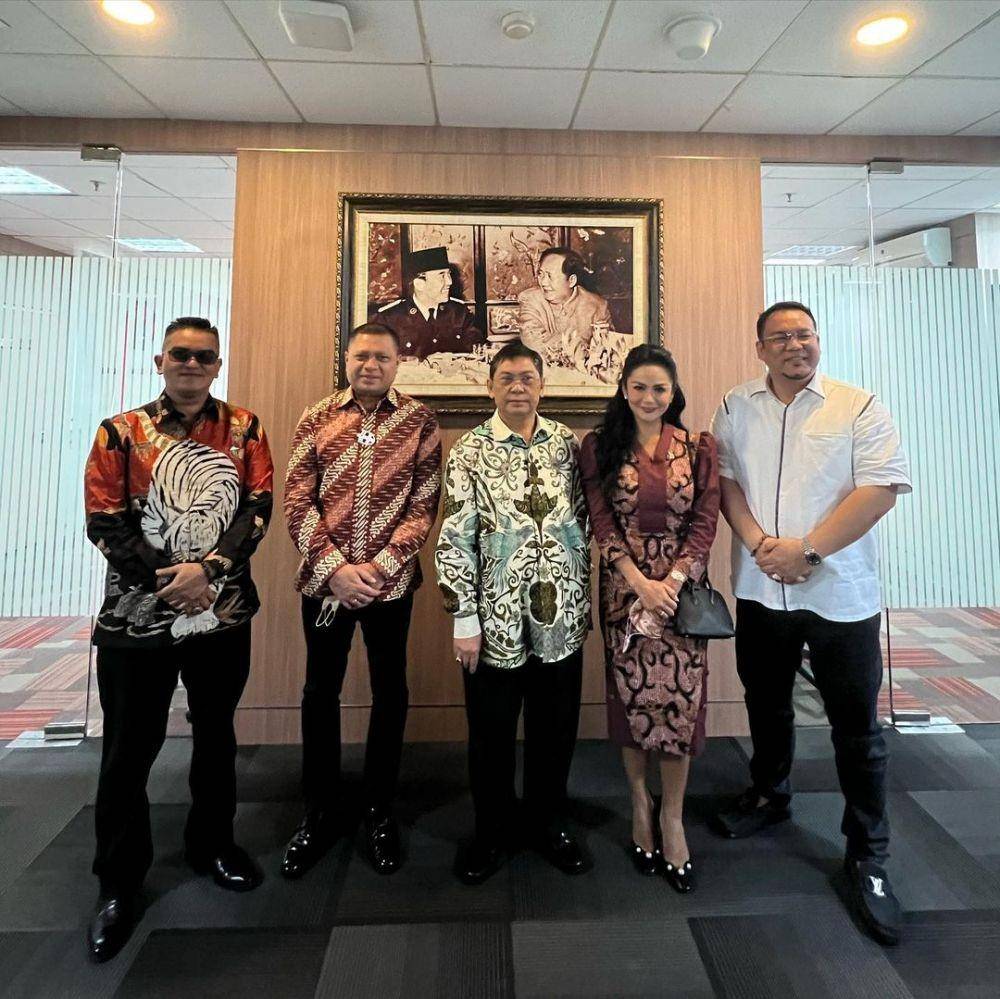 Raul Lemos temani Krisdayanti ke DPR RI (Instagram.com/krisdayantilemos)