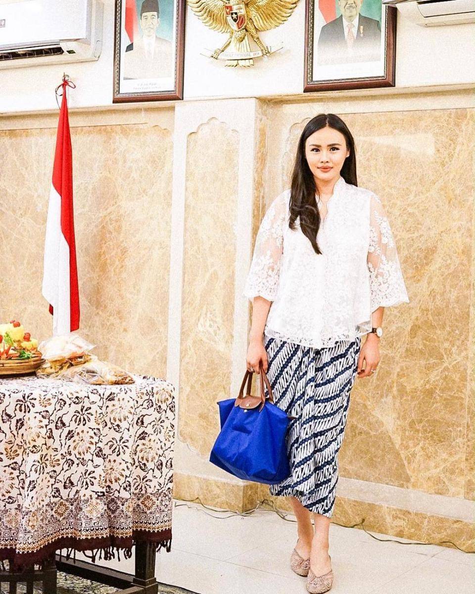 Padu Padan Kebaya dan Tas (instagram.com/nitasofiani)