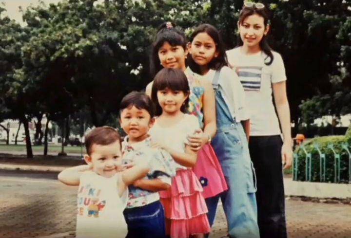 masa kecil Annisa Trihapsari (instagram.com/hapsarianissa29)