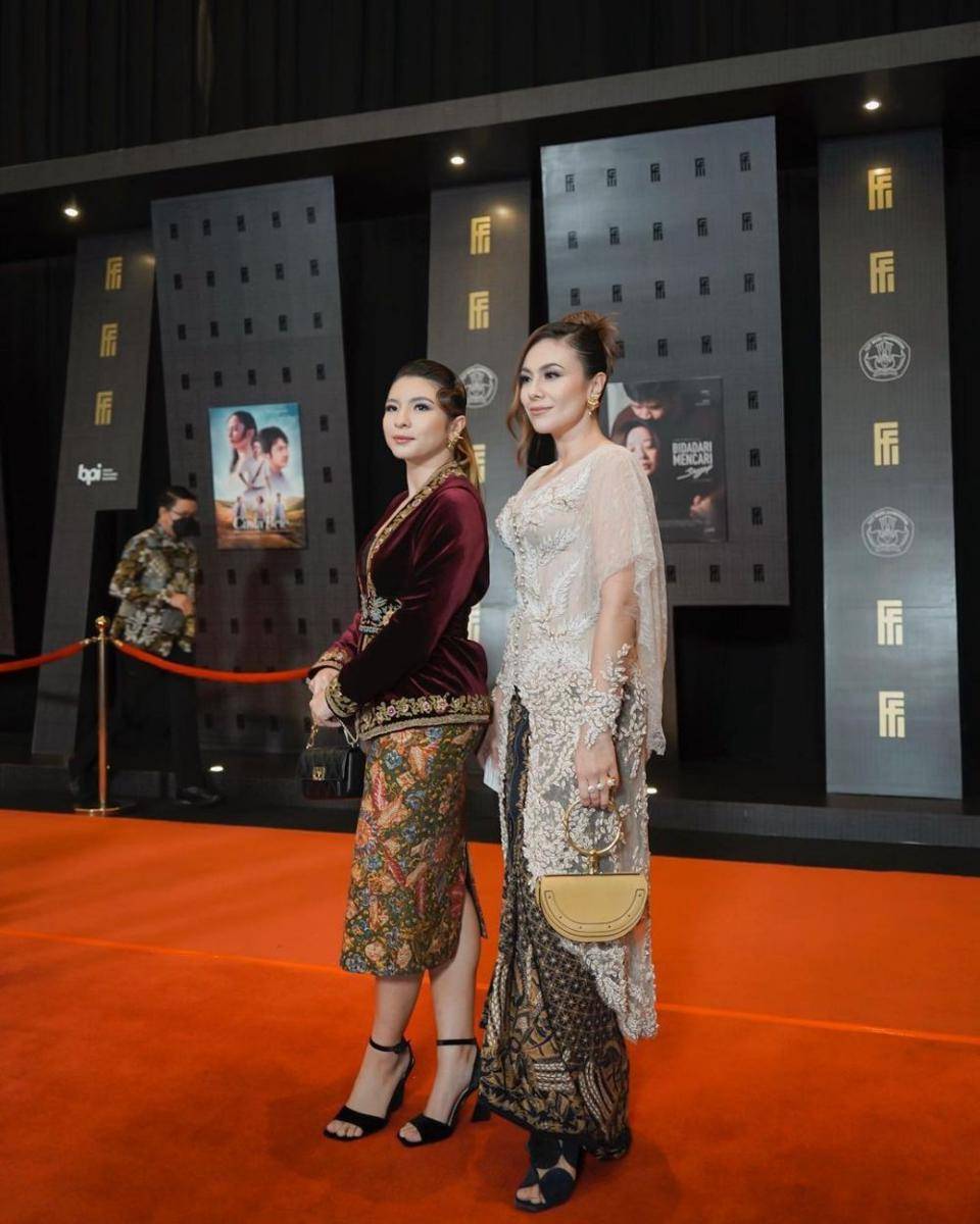 Padu Padan Kebaya dan Tas (instagram.com/sharazaaa)