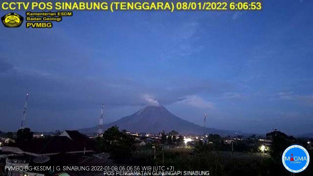 Gunung Sinabung Semburkan Asap Putih Setinggi 300 Meter