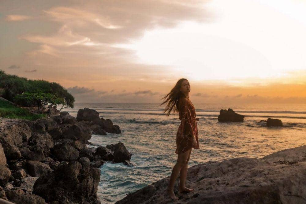 outfit pantai Luna Maya (instagram.com/lunamaya)