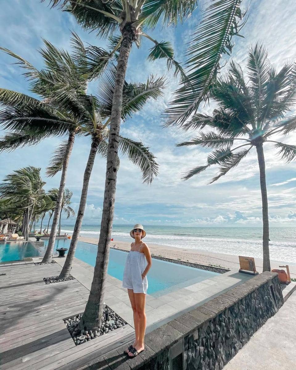 Outfit Pantai Luna Maya (instagram.com/lunamaya)