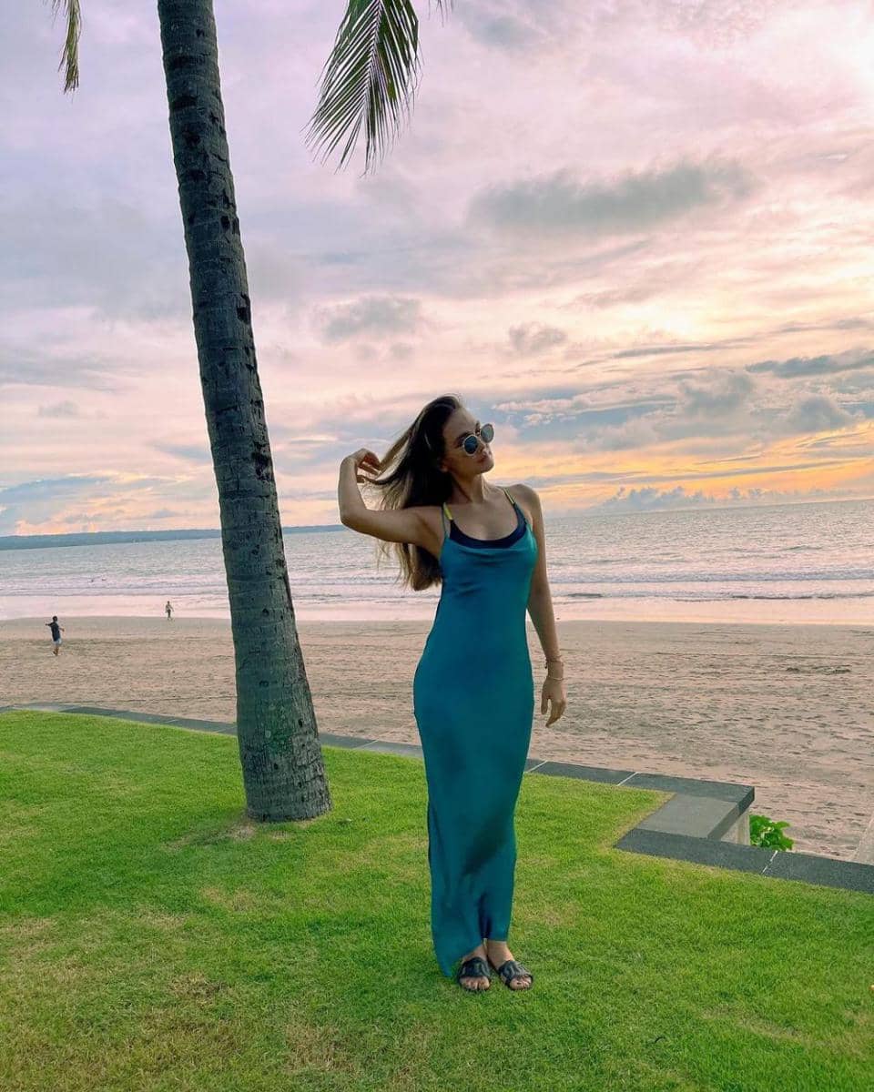 Outfit Pantai Luna Maya (instagram.com/lunamaya)