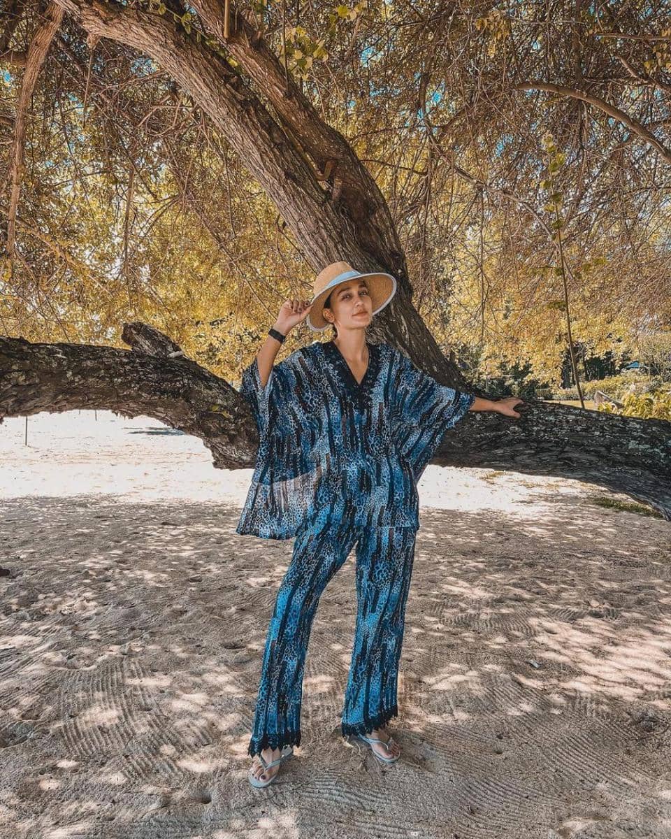 Outfit Pantai Luna Maya (instagram.com/lunamaya)
