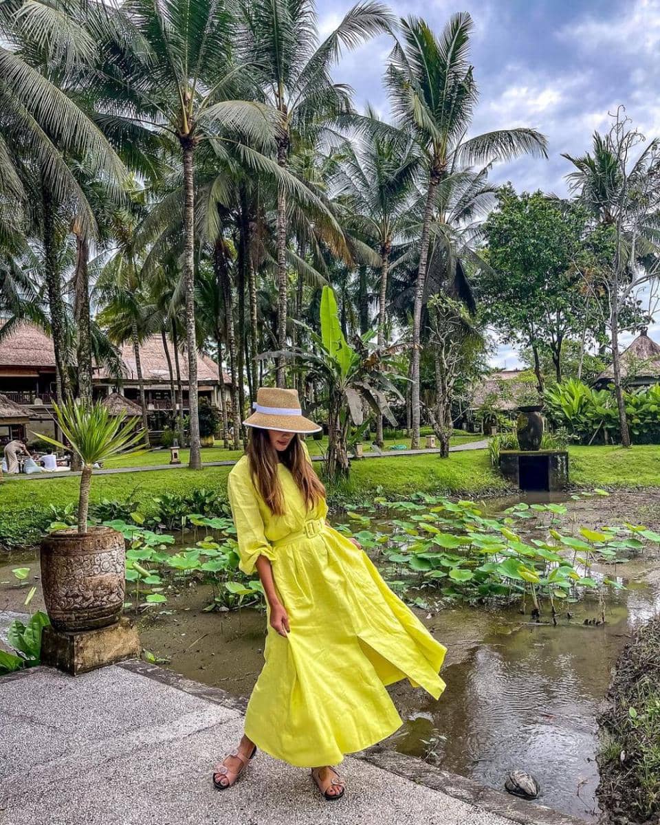 Outfit Pantai Luna Maya (instagram.com/lunamaya)