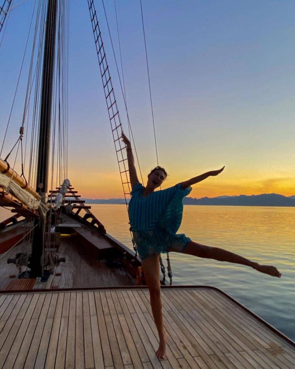 Outfit Pantai Luna Maya (instagram.com/lunamaya)