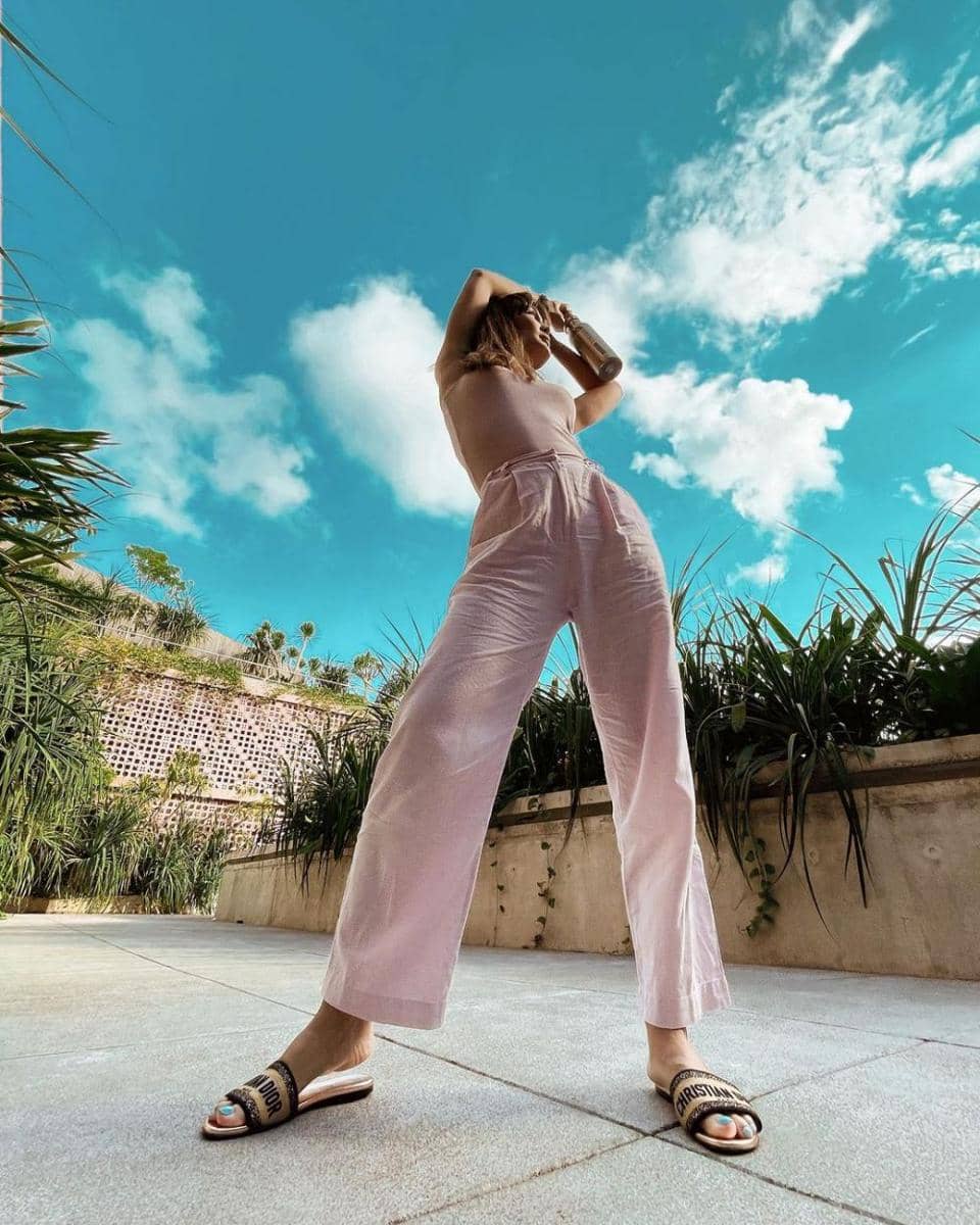 Outfit Pantai Luna Maya (instagram.com/lunamaya)